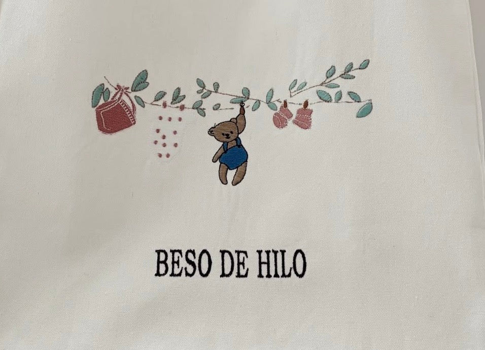 Tote Bag Bordada "Beso de Hilo"