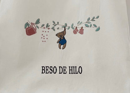 Tote Bag Bordada "Beso de Hilo"