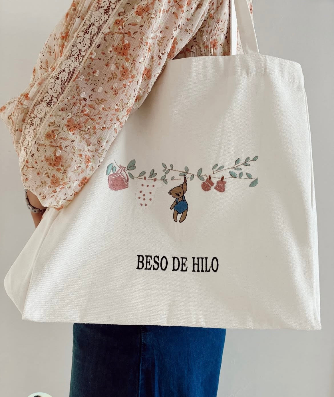 Tote Bag Bordada "Beso de Hilo"